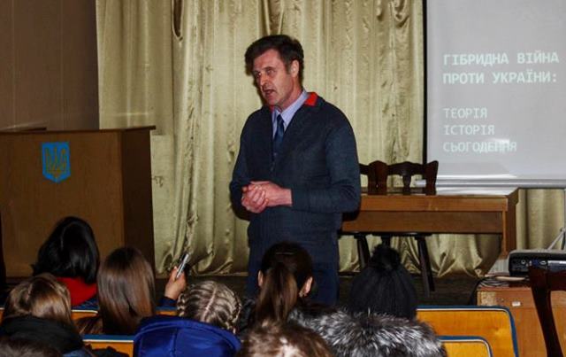 Професор розповідає про гідбридну війну